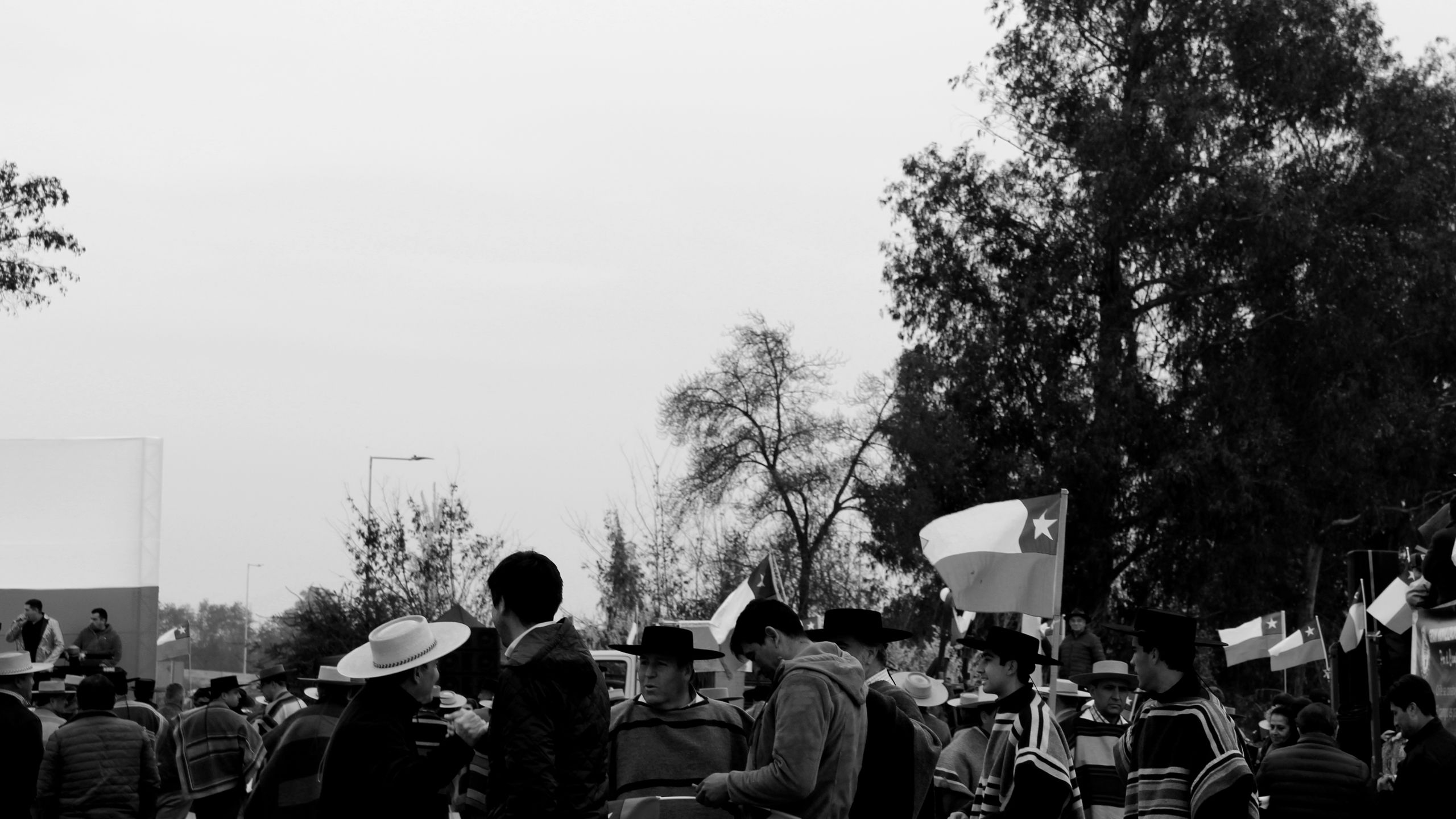 Imagen blanco y negro de marcha por las tradiciones. Imagen de Francisca Miranda, está bajo la licencia (CC BY-SA 4.0)