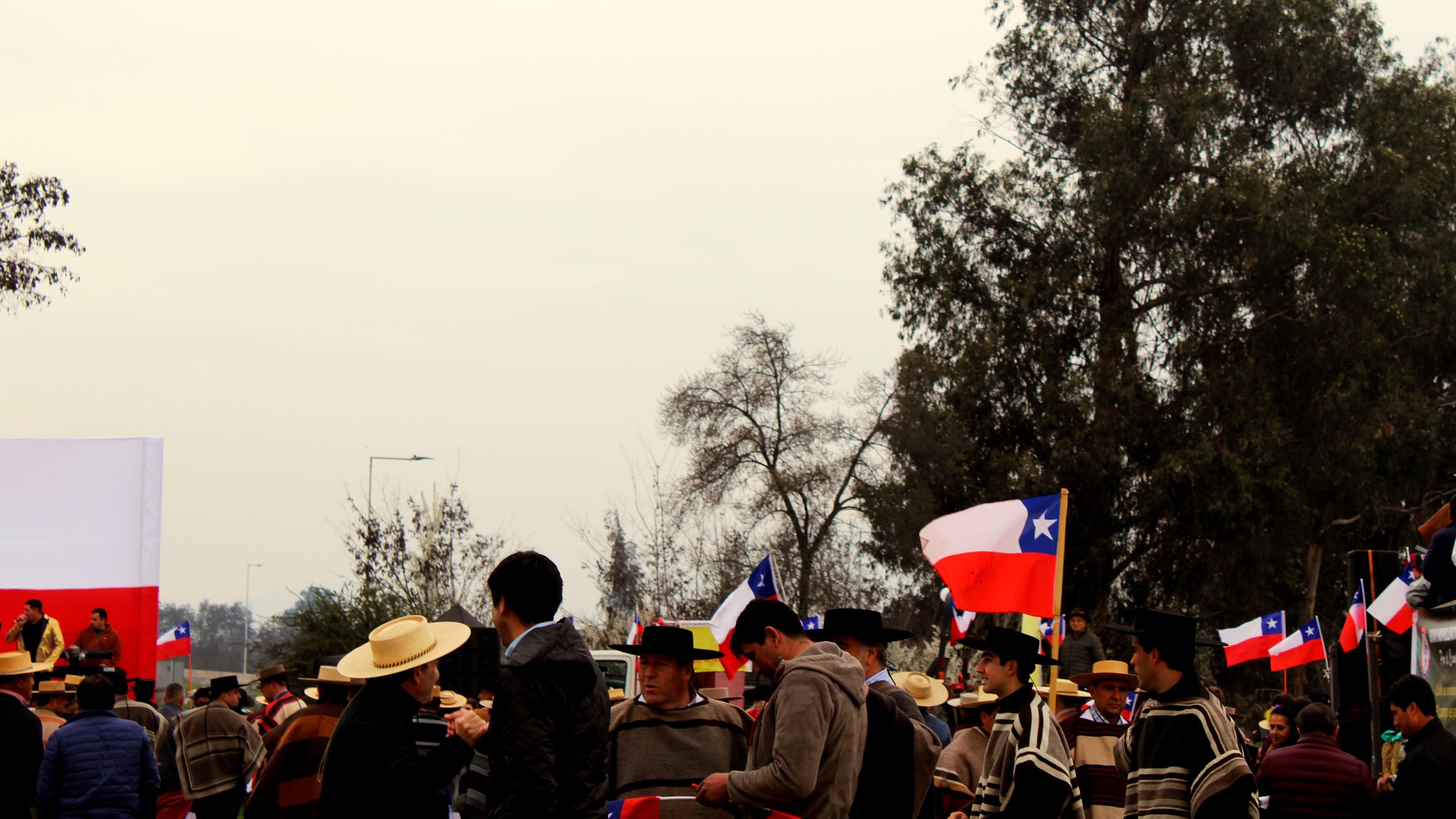 Imagen a color de marcha por las tradiciones. Imagen de Francisca Miranda, está bajo la licencia (CC BY-SA 4.0)